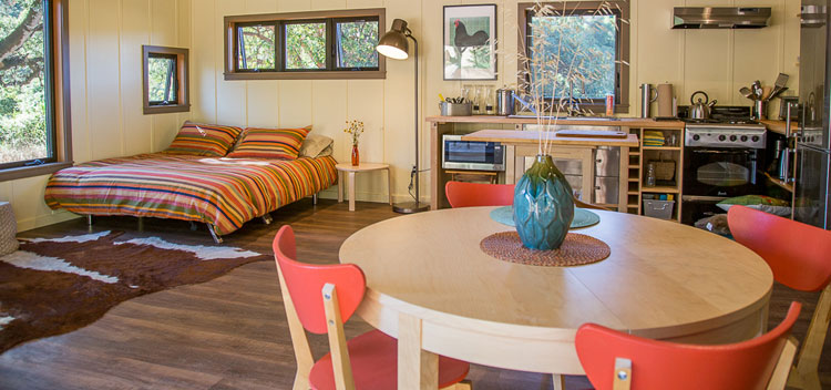 the spacious room at Creekside Cottage at Bell Valley Retreat